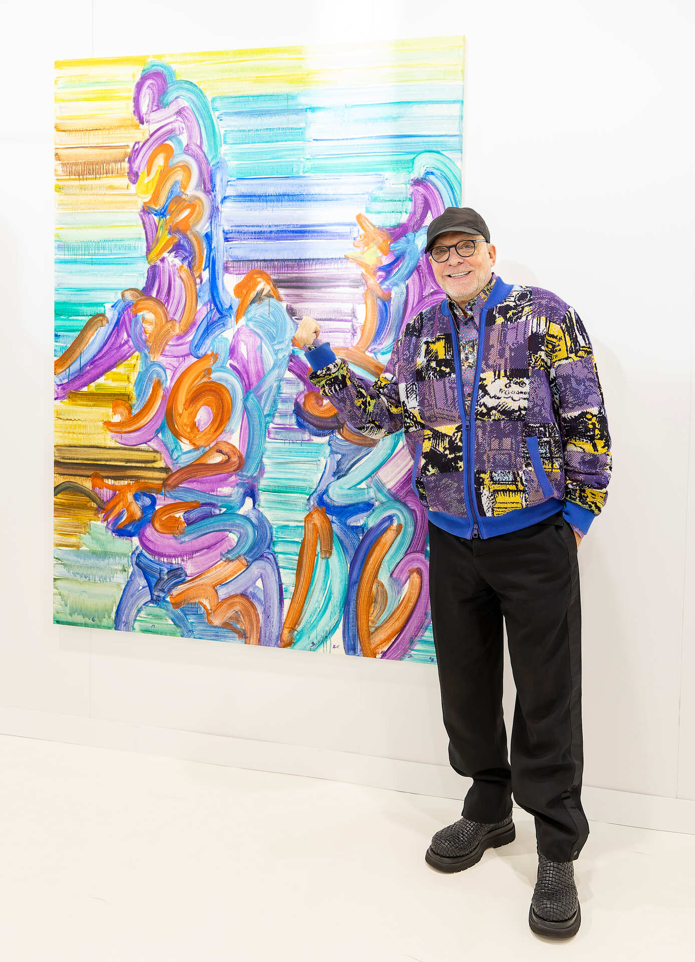 Le galeriste Freddy Kornfeld devant une œuvre d'Etsu Egami Le galeriste Freddy Kornfeld devant une œuvre d'Etsu Egami