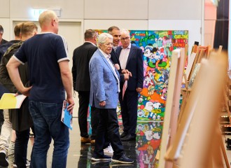 Premiere der Freunde und Förderer der art KARLSRUHE ein voller Erfolg: Kunstauktion sichert fünfstelligen Betrag für die Parkinson Stiftung