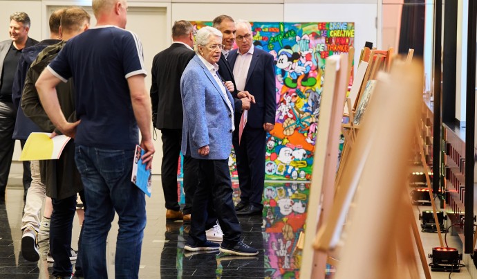 Frank Elstner visite la vente aux enchères d'œuvres d'art organisée par les Amis et sponsors d'art KARLSRUHE
